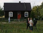 I dette hus i en polsk landsby blev en kvinde angiveligt misbrugt af sin far igennem seks år. Nu har journalisterne indtaget byen. 
