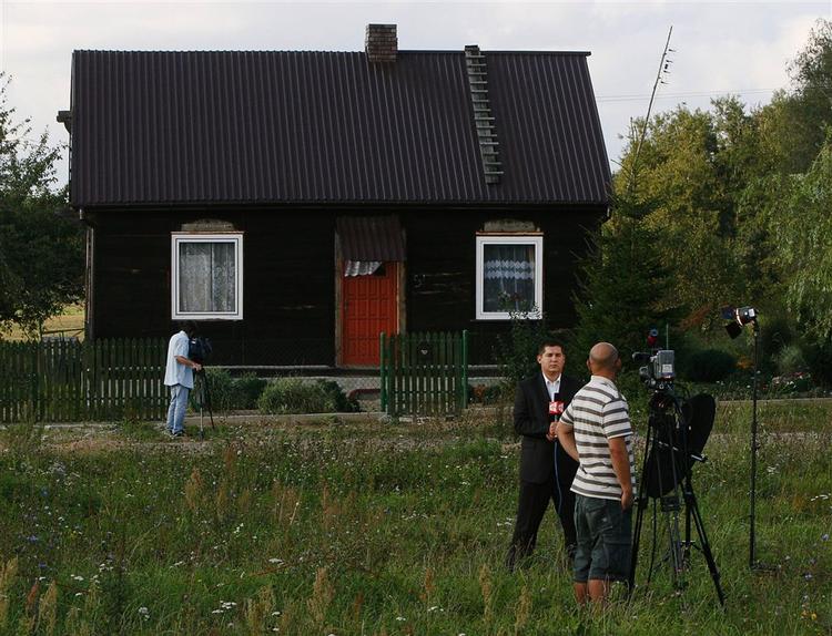 I dette hus i en polsk landsby blev en kvinde angiveligt misbrugt af sin far igennem seks år. Nu har journalisterne indtaget byen. 