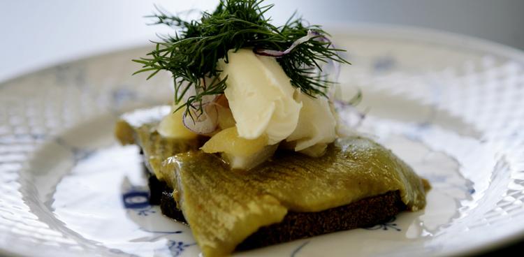 Aamanns på Øster Farimagsgade er et af de steder, som satser på moderne og knap så fedtspækket smørrebrød. Ikke desto mindre synes mange unge, at smørrebrød er en fed ting. 