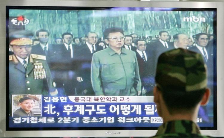 En sydkoreansk soldat ser på nyheder om den nordkoreanske leders tvivlsomme helbred. 