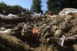 Eksperter var i går i gang med at undersøge en massegrav ved Kamenica i Bosnien. De døde menes at være ofre fra massakren ved Srebrenica i 1995. 