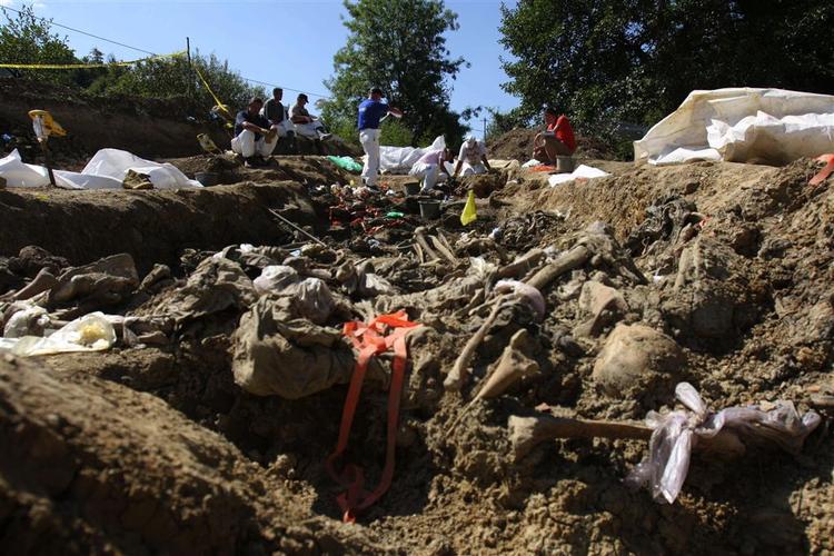 Eksperter var i går i gang med at undersøge en massegrav ved Kamenica i Bosnien. De døde menes at være ofre fra massakren ved Srebrenica i 1995. 