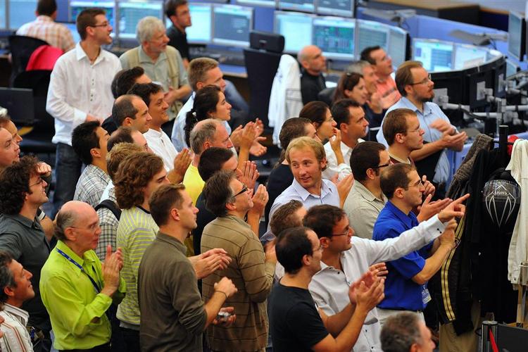 Forskere klapper, da partikelacceleratoren – Large Hadron Collider – bliver tændt i Cern's kontrolrum i Genève i Schweiz. 