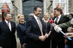 Anders Fogh Rasmussen og de nye ministre mødte pressen foran Amalienborg. 