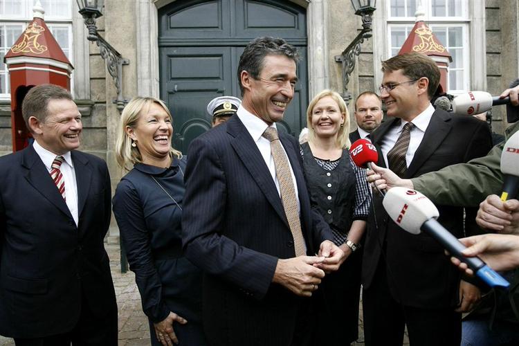 Anders Fogh Rasmussen og de nye ministre mødte pressen foran Amalienborg. 