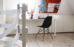 Reposen er indrettet til hjemmekontor, og skunken er lukket med skabslåger fra Ikea, så den kan bruges til opbevaring af mapper, papirer og rod. Eames-stolen fungerer som eksklusiv kontorstol. Skråvægge er ingen hindring for en opslagstavle. Stoffet er fra Marimekko. 