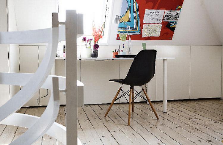 Reposen er indrettet til hjemmekontor, og skunken er lukket med skabslåger fra Ikea, så den kan bruges til opbevaring af mapper, papirer og rod. Eames-stolen fungerer som eksklusiv kontorstol. Skråvægge er ingen hindring for en opslagstavle. Stoffet er fra Marimekko. 