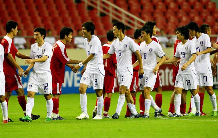 De 22 koreanere hilste pænt på hinanden og endte da også med at dele i VM-kampen i Shanghai. 