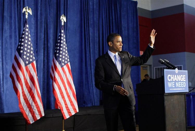 Change We Need (Nødvendig forandring) står der på skiltet foran den demokratiske præsidentkandidat Barack Obama. Han er sur over, at Republikanerne stjæler sloganet. (Arkivfoto) 