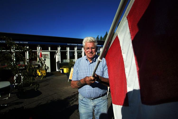 Preben Møller Hansen foran restauranten Den Danske Kro, som den tidligere sømandsboss ejede. Arkivfoto 