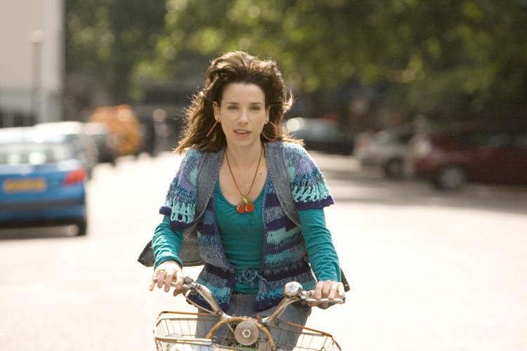 Sally Hawkins som den farvestrålende og altid veloplagte skolelærerinde Poppy i Mike Leighs biografaktuelle film. Som hedder? Foto fra filmen. 