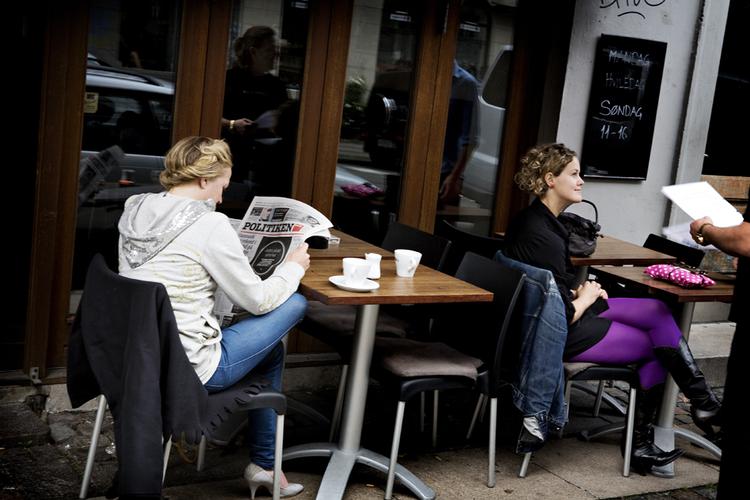 Café Cubanito i Ravnsborggade serverer middelmådige måltider men får sine tre kopper for en sympatisk og hjertelig vært. 