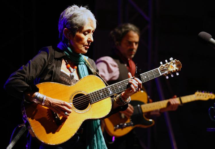 Joan Baez har på 'Day After Tomorrow' allieret sig med nogle af sine personlige favoritsangskrivere, dog ikke Dylan. 