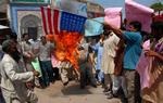 Pakistanere brænder det amerikanske flag af i går i protest mod USA's angreb i landet. Foto: AP 