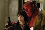 Ron Perlman med Selma Blair i 'Hellboy II: The Golden Army'. Som er instrueret af hvem? Foto fra filmen. 