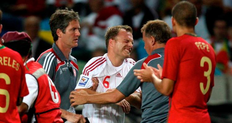 Lars Jacobsen kom til skade et par minutter inden pausen og var ifølge sporten.dk i fuld narkose, da skulderen blev sat på plads igen. 
