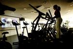 Equinox vil betale for din træning, hvis blot du kommer én gang om ugen. Men glemmer du det en enkelt gang, falder prishammeren. 