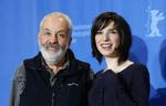 »Jeg er sikker på, at folk vil elske hende efter at have set hele filmen«, siger Mike Leigh (tv.) om SallyHawkins (th.)' Poppy  i 'Happy-Go-Lucky', som udløste en Sølvbjørn til skuespillerinden. Billede fra filmfestivalen i Berlin. 