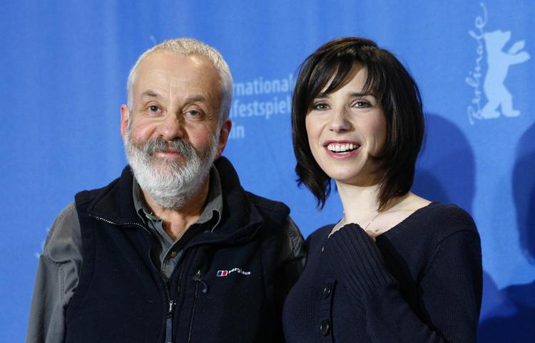 »Jeg er sikker på, at folk vil elske hende efter at have set hele filmen«, siger Mike Leigh (tv.) om SallyHawkins (th.)' Poppy  i 'Happy-Go-Lucky', som udløste en Sølvbjørn til skuespillerinden. Billede fra filmfestivalen i Berlin. 
