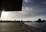 Det Kongelige Teaters operahus på Holmen og i baggrunden Skuespilhuset i Københavns Havn. 