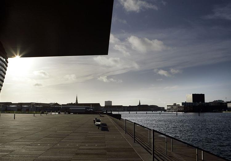 Det Kongelige Teaters operahus på Holmen og i baggrunden Skuespilhuset i Københavns Havn. 