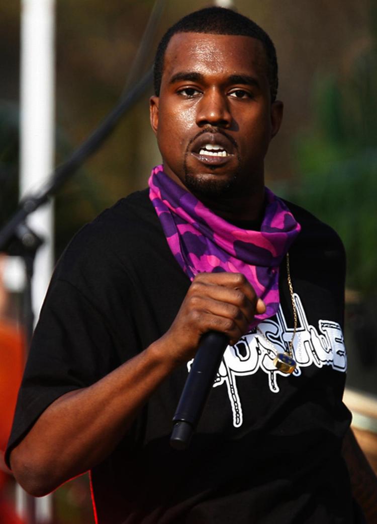 Rapperen Kanye West blev arresteret i Los Angeles, efter han smadrede nogle paparazziers kameraer 