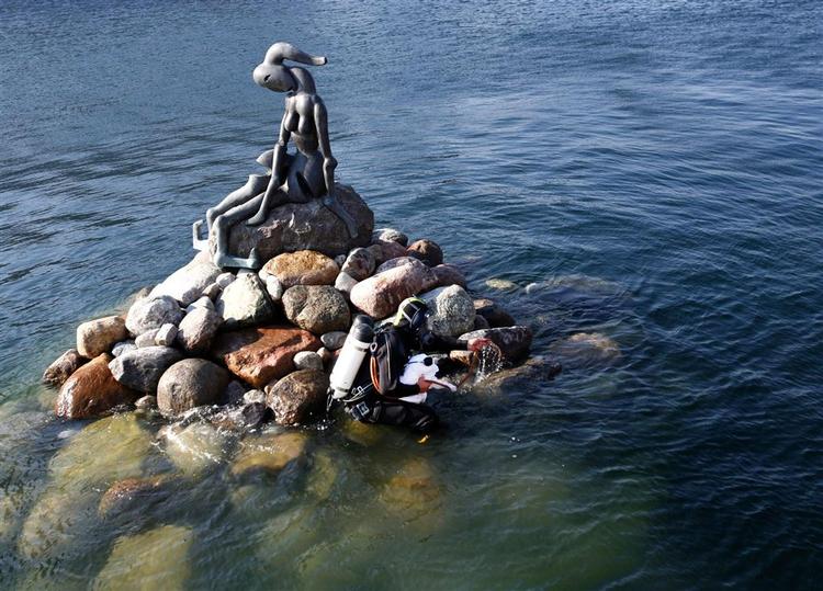 Hun ligner - og så alligevel ikke. Bjørn Nørgaards nye skulptur er nu blevet præsenteret for offentligheden. 