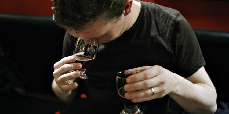 Danskerne har både fået næse og smag for feinschmecker-øl, der brygges og nydes herhjemme som aldrig før. I weekenden kan man stikke snuden i talløse ølglas, når producenter fra hele verden udstiller til European Beer Festival i København. Arkivfoto: Jonathan Bjerg Møller 