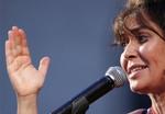 Sabina Guzzanti gør sig lystig over paven på Piazza Navona i juli. 