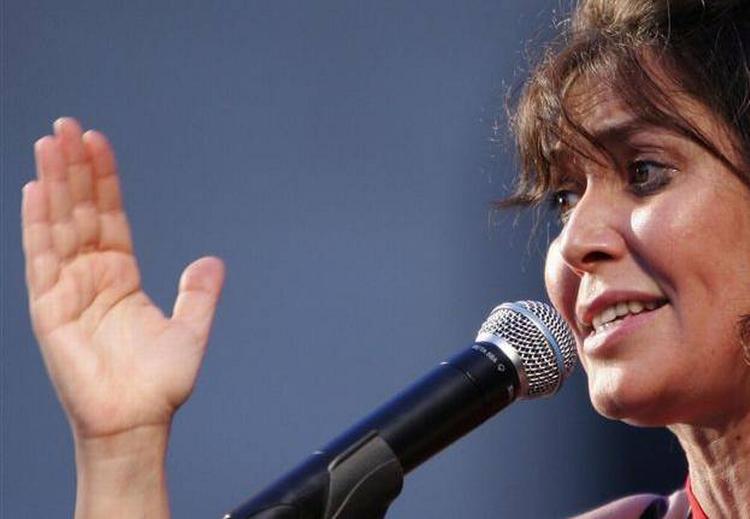 Sabina Guzzanti gør sig lystig over paven på Piazza Navona i juli. 