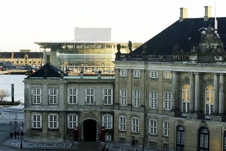 Operaen - her med Amalienborg i forgrunden - støttes af Københavns Kommune med 40. mio. kr. om året. Det vækker debat. 