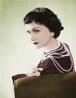 Coco Chanel levede fra 1883-1971. Fotoet er farvelagt og stammer fra 1936. 