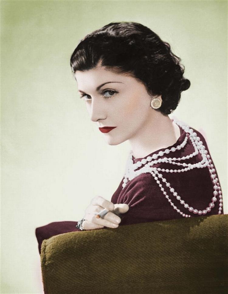 Coco Chanel levede fra 1883-1971. Fotoet er farvelagt og stammer fra 1936. 