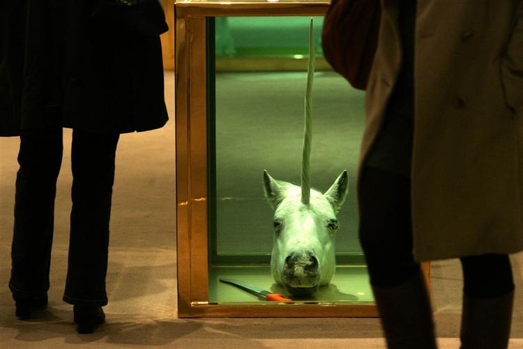 Damien Hirst auktionerer på mandag sine værker på Sotherby's. Her er værket 'Broken Dreams' 