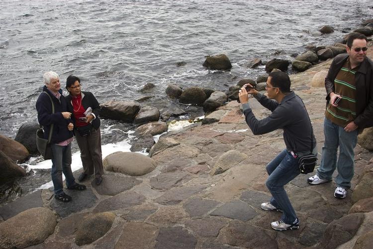 Turister er på Langelinie for at se Den Lille Havfrue. 