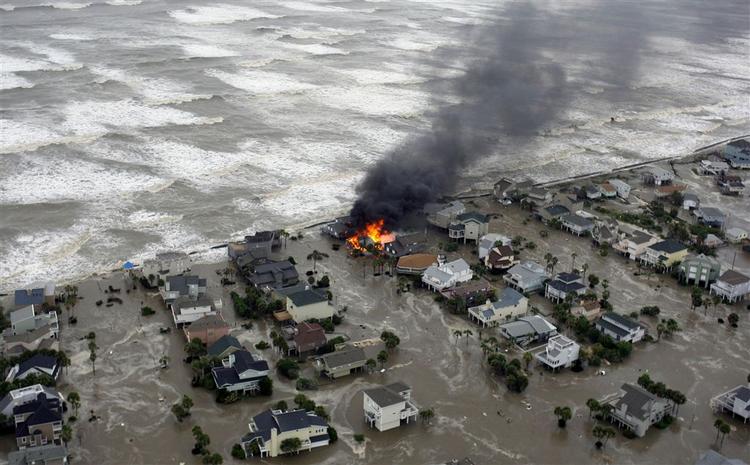 En brand i et hus på stranden i Galveston Island, Texas. Vandet skyller allerede ind over området, Ike nærmer sig, og eksperter advarer om mere end syv meter høje flodbølger. En regulær katastrofer truer, siger chef for Ministeriet for National Sikkerhed. 
