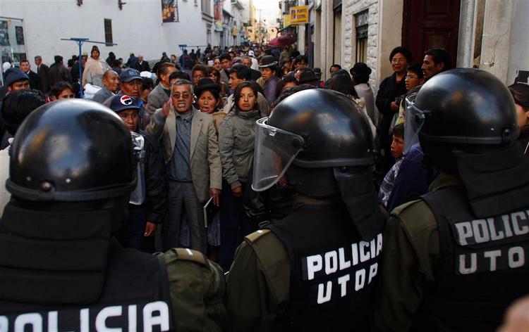 I tre dage har voldelige uroligheder præget det sydamerikanske land Bolivia. Præsidenten er gået i dialog med oppositionen. 