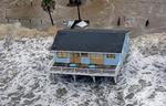 Orkanen Ike er gået i land her ved øen Galveston. 1,3 millioner anslås at være uden strøm. Danske Rune Christensen mener, at CNN dramatiserer, mens de lokale medier dække orkanen mere faktuelt. 