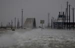 Vandet bliver presset over en vej ved Surfside Beach, Texas i går. 