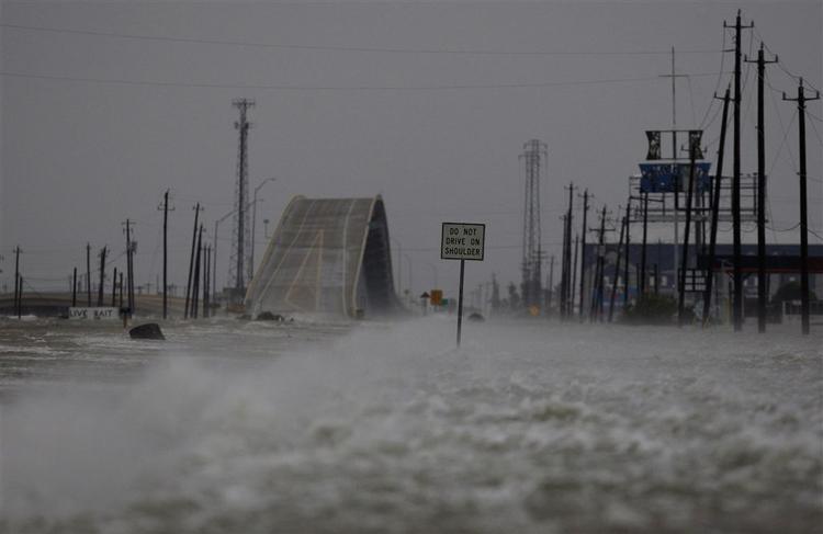 Vandet bliver presset over en vej ved Surfside Beach, Texas i går. 
