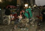 Folk iler til for at hjælpe en såret mand i et af de shoppingområder i New Delhi, der er blevet ramt af en serie af bomber. 