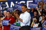 Obama på vælgermøde. Siden i fredags har hans slogan været ændret til 'Change We Need'. 