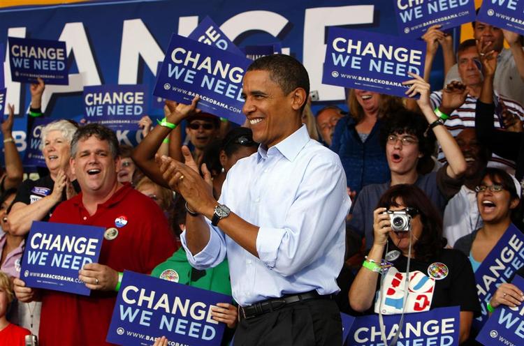 Obama på vælgermøde. Siden i fredags har hans slogan været ændret til 'Change We Need'. 