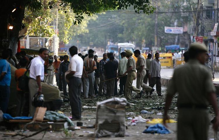 Karolbagh, der var et af de tre steder, der blev ramt af bomber. Politiet er ved en ballonsælgende drengs hjælp i gang med at fremstille fantomtegninger af formodede gerningsmænd. 