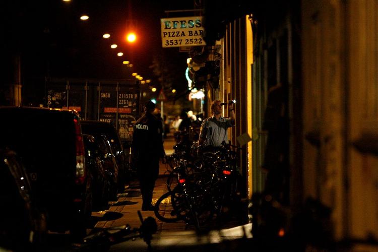 Ifølge vidner blev der affyret tre-fem skud mod en netcafé i Rantzausgade på Nørrebro i København. To personer blev såret. 