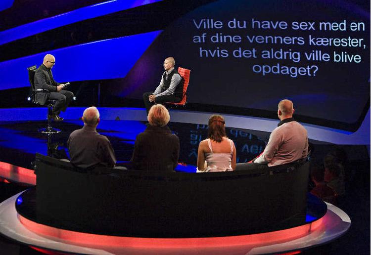 Deltageren Dan Baardesø Hansen er kun lige begyndt at dele ud af sine hemmeligheder. I sofaen sidder forældrene, vennen og kæresten og lytter til hans bekendelser.  Foto: PR Foto 