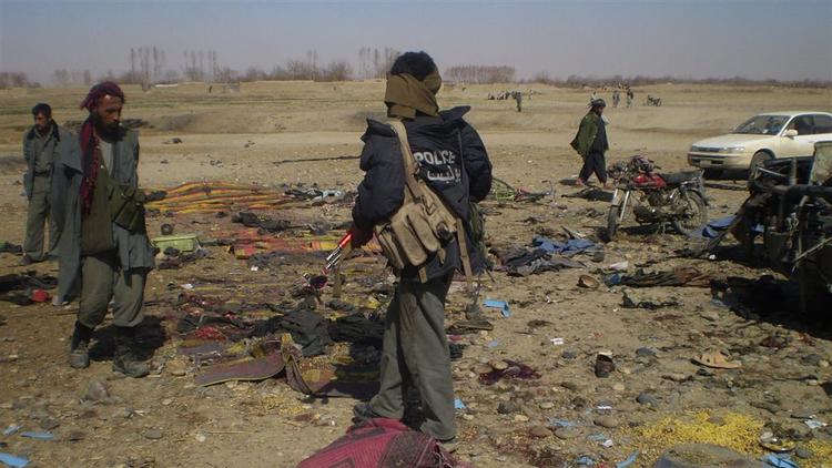 Afghanske politifolk på stedet hvor en selvmordsbombe dræbte 80 mennesker ved Kandahar.PET vurderer, at der sendes penge fra Danmark til terrorgrupper i bl.a Afghanistan. 