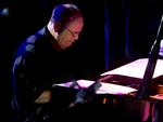 Den amerikanske mesterpianist Kenny Werner er forrygende eklektiker med et på en gang følsomt og myndigt anslag. 
