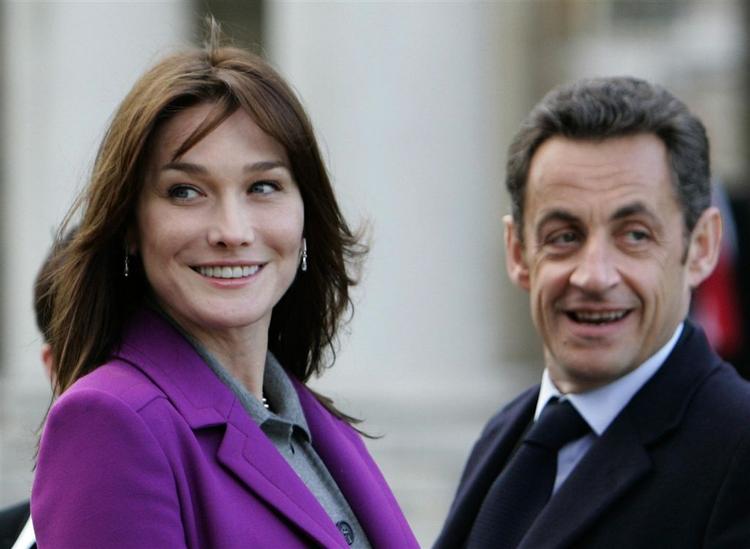 Carla Bruni i selskab med sin mand, den franske præsident Sarkozy. 