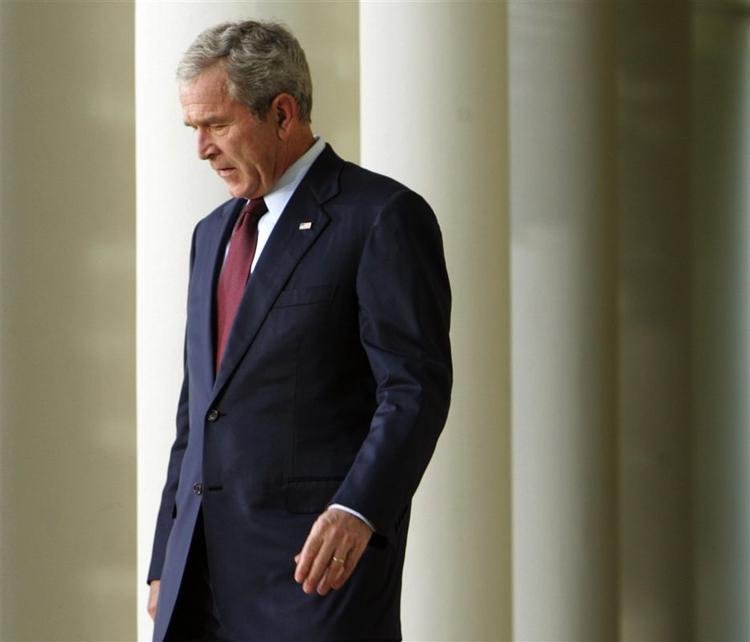 Den økonomiske politik, som George Bush har stået i spidsen for de seneste otte år, er hovedårsagen til finanskrisen, påpeger Demokraternes Obama. 